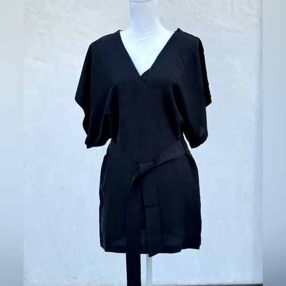 100% Slik V neck dress Black with belt New!
Price is for 1 piece only. - Picture 1 of 4